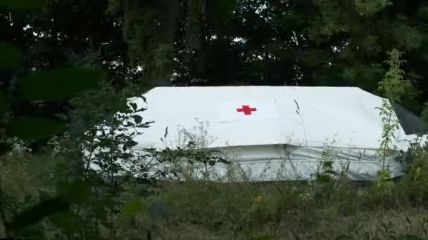 Tente Médicale Blanche Avec Une Croix Rouge Dans Forêt — Video