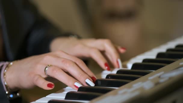 Κορίτσι Μουσικός Παίζει Στο Πληκτρολόγιο Synthesizer Πλήκτρα Πιάνου Μουσικός Παίζει — Αρχείο Βίντεο
