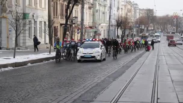 ウクライナ ヴィニツァ 2019年12月25日 ソボナ通り サンタクロースは自転車に乗って街のメインストリートで — ストック動画