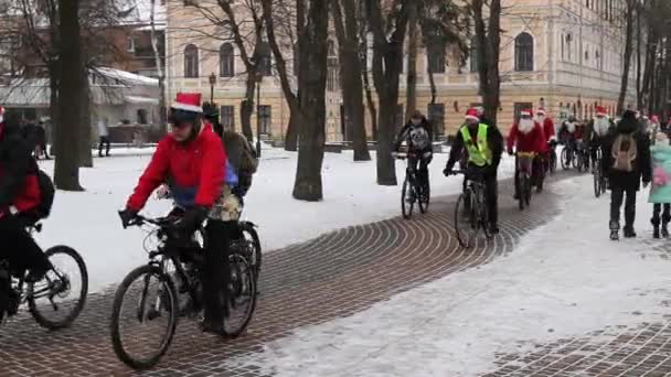 Ukraina Winnica Grudnia 2019R Santa Claus Jazdy Rowerze Głównej Ulicy — Wideo stockowe