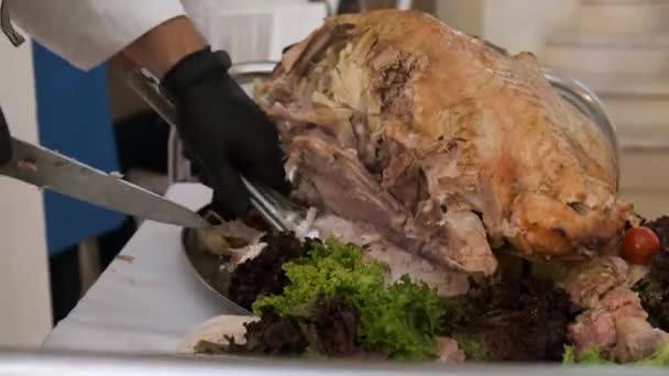 餐馆里的专业厨师雕刻了一个整体 烘烤了土耳其的特写 服务员端上盘子 交给客人们吃 — 图库视频影像