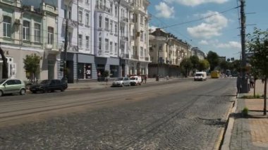 Ambulans şehrin ana caddesindeki çağrıya gidiyor..