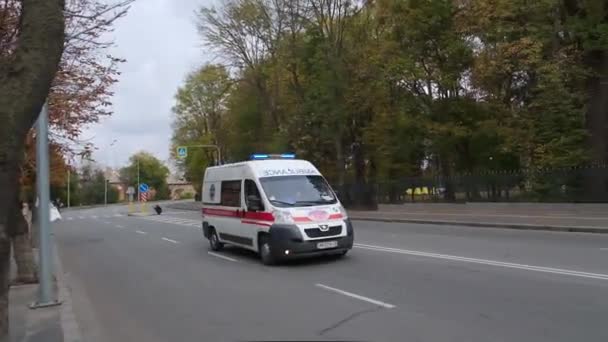 Ambulance Vyjíždí Volání Podzimní Ulici Města — Stock video