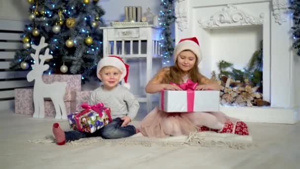 Boldog Kisgyerekek Bontják Ajándékokat Karácsony Este Gyerekek Karácsonyfa Alatt Ajándékdobozokkal — Stock videók