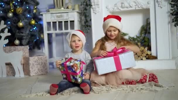 Bambini Felici Aprono Regali Alla Vigilia Natale Bambini Sotto Albero — Video Stock