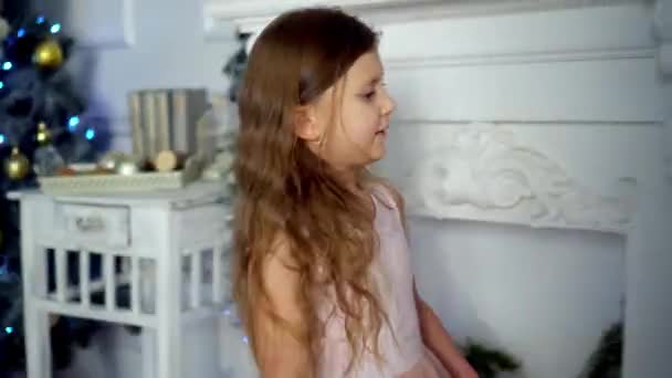 Una Hermosa Niña Vestido Rosa Llega Chimenea Con Calcetín Navidad — Vídeos de Stock