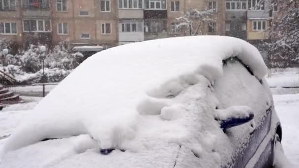 Blå Bil Täckt Med Ett Tjockt Lager Snö Det Snöar — Stockvideo