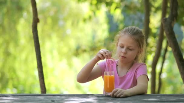 Ritratto Ragazza Ragazza Seduta Parco Tavolo Che Beve Succo Attraverso — Video Stock