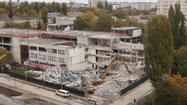 Starkes Abbruchwerkzeug Kracht Gegen Alte Mauer Bricht Regeln Abriss Eines — Stockvideo