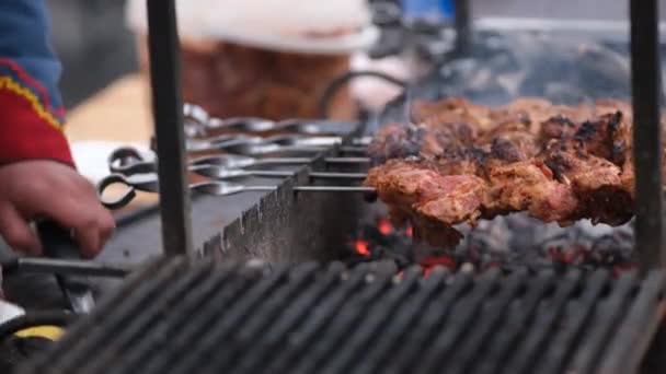 Kuchař Národním Obleku Peče Šašlíka Mangalece Zblízka Mužské Ruce Otáčejí — Stock video