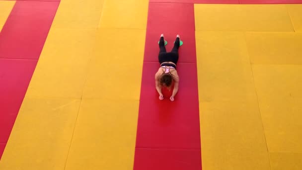 Una Chica Hermosa Delgada Hace Ejercicios Con Discos Deslizantes Gimnasio — Vídeos de Stock