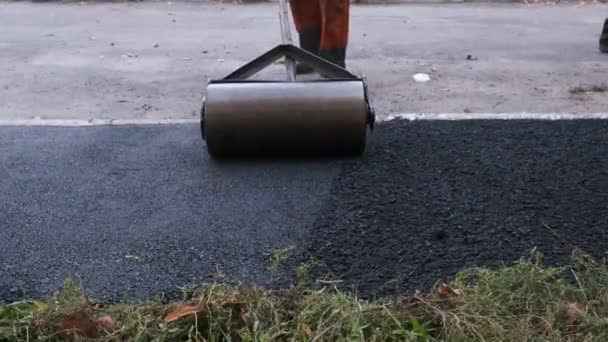 Trabalhador Empurra Rolo Manual Para Pavimentação Asfalto Calçada — Vídeo de Stock