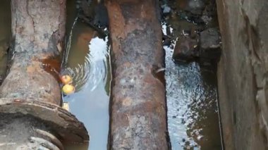 Eski su borularının tamiri. Su paslı borulardan akıyor..