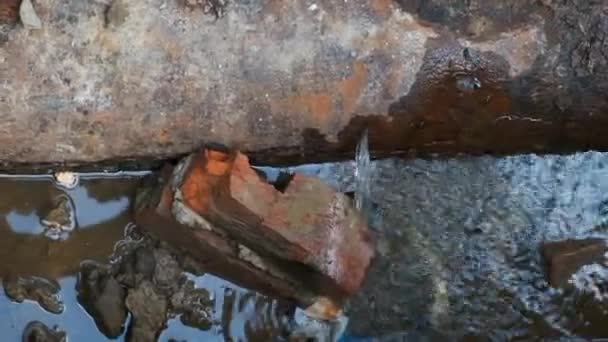 修理旧水管道 水从生锈的孔道流出 — 图库视频影像