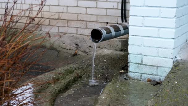 Schmelzwasser Fließt Durch Ein Regenabflussrohr Konzept Des Einsetzenden Frühlings Schmelzender — Stockvideo