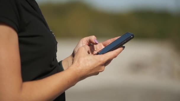 Chica Con Las Manos Con Problemas Piel Toca Smartphone Primer — Vídeo de stock