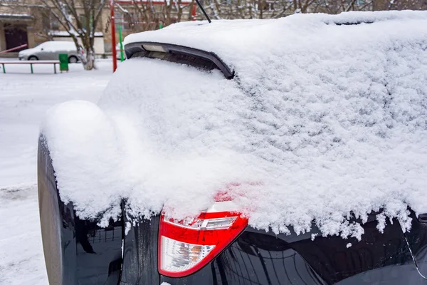 Kış Günü Buz Karla Kaplı Donmuş Bir Arabanın Arka Camı — Stok fotoğraf