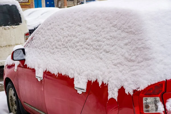 Bilen Täckt Med Tjockt Lager Snö Negativa Konsekvenser Kraftiga Snöfall — Stockfoto