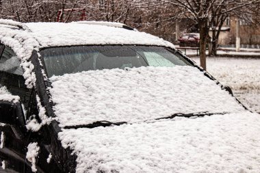 Araba kar fırtınasında karla kaplı. Şiddetli kar yağışı.