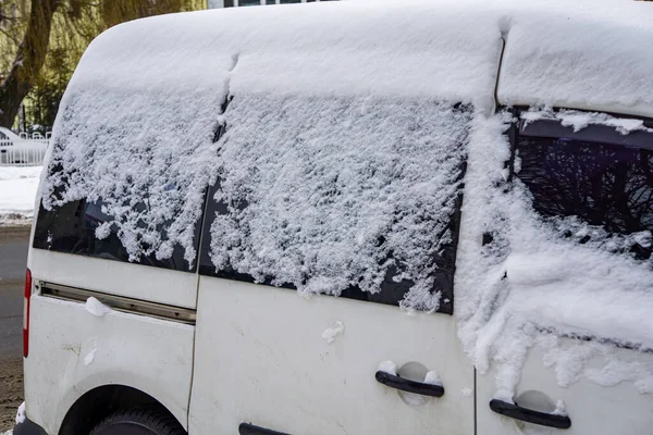 Zamarznięty Samochód Biały Minivan Pokryty Śniegiem Zimowy Dzień Miejska Scowość — Zdjęcie stockowe
