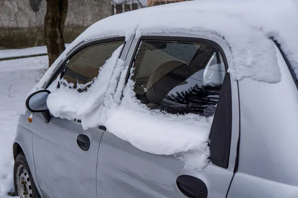 车子上覆盖着厚厚的一层雪 大雪的消极后果 冬天下雪时 停放的汽车被雪覆盖着 — 图库照片