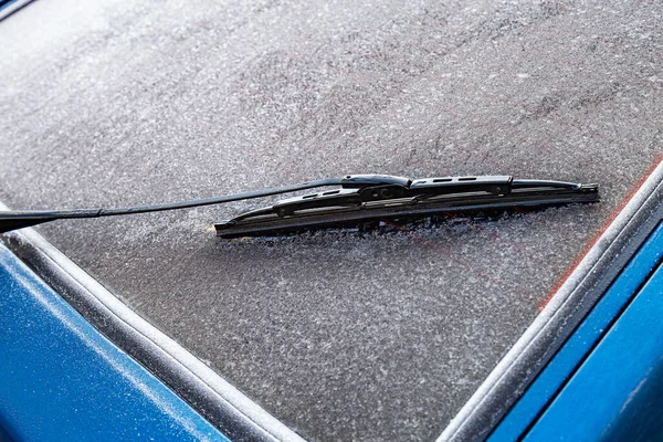 Przednia Szyba Niebieskiego Samochodu Była Pokryta Mrozem — Zdjęcie stockowe