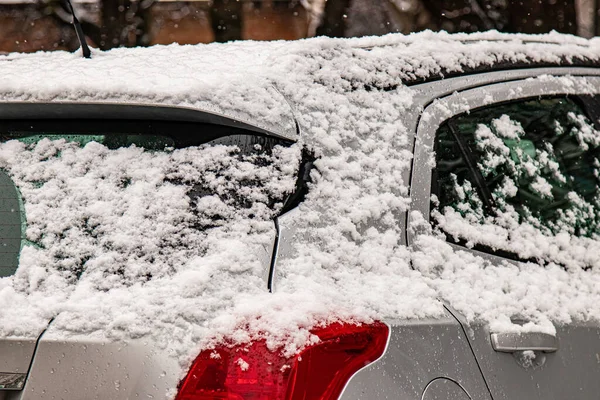 Kışın Kar Yağan Gri Araba Şiddetli Kar Yağışı — Stok fotoğraf