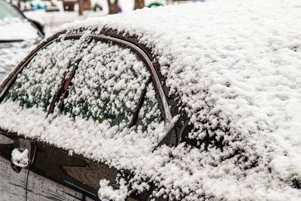 Bil täckt med snö i vintersnöstormen.Extremt snöfall — Stockfoto