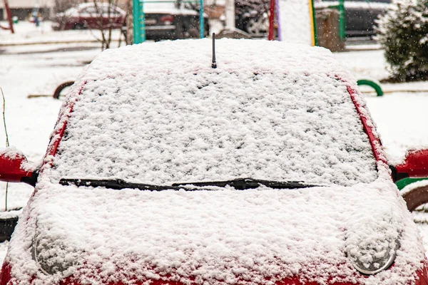 Bil täckt med snö i vintersnöstormen.Extremt snöfall — Stockfoto