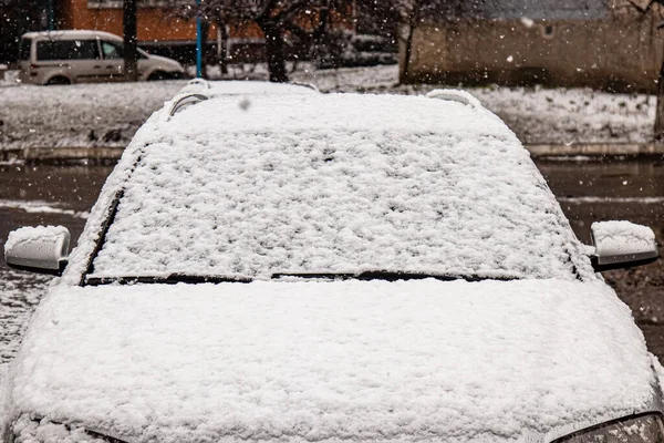Araba kar fırtınasında karla kaplı. Şiddetli kar yağışı. — Stok fotoğraf