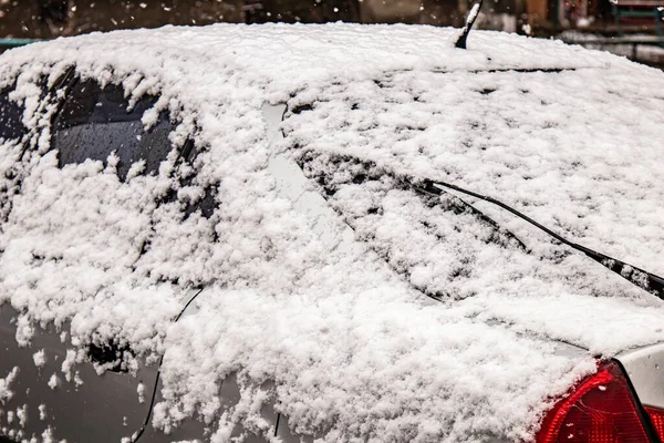 Bil täckt med snö i vintersnöstormen.Extremt snöfall — Stockfoto