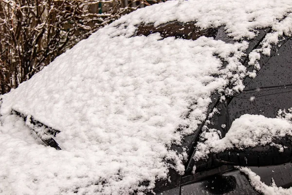 Bil täckt med snö i vintersnöstormen.Extremt snöfall — Stockfoto