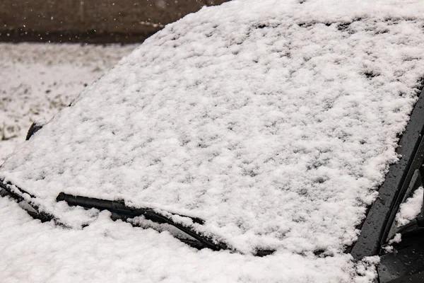Araba kar fırtınasında karla kaplı. Şiddetli kar yağışı. — Stok fotoğraf