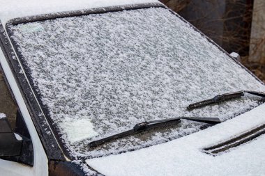 Araba camı karla kaplı. Kar yağdıktan sonra