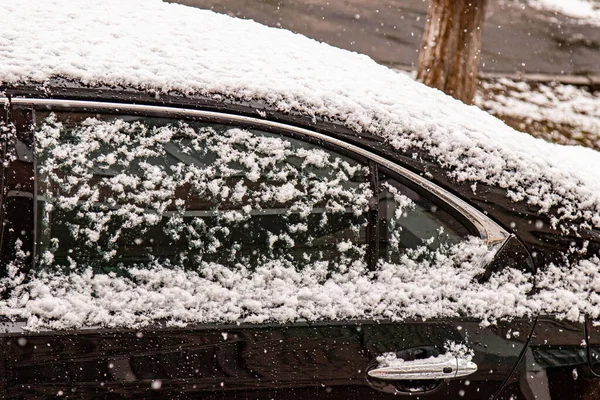 Samochód pokryty śniegiem w zimowej śnieżycy.Ekstremalne opady śniegu — Zdjęcie stockowe