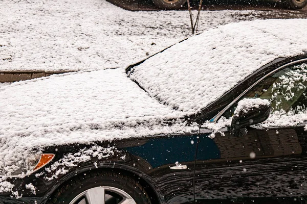 Bil täckt med snö i vintersnöstormen.Extremt snöfall — Stockfoto