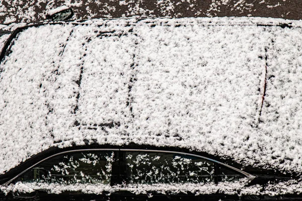 Bil täckt med snö i vintersnöstormen.Extremt snöfall — Stockfoto