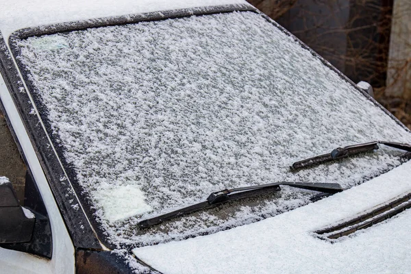 Bilfönstret täckt med snö. Efter snöfall — Stockfoto