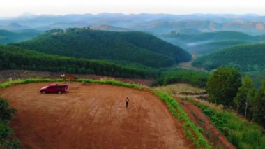 Büyük Kanyon doğa arka plan üzerinde küçük bir sırt çantası ile sahne 4k seyahat seyahat etmek.