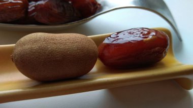 Tarih ve demirhindi meyve