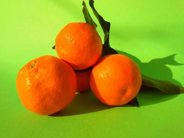 Πορτοκάλια Μπανάνα Και Λεμόνι Φωτεινό Φόντο — Φωτογραφία Αρχείου