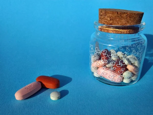 蓝色背景的药物药片 胶囊和药瓶 — 图库照片
