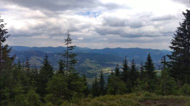 Dağlarda yaz geziler