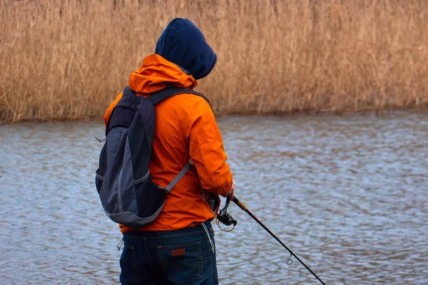 Fischer mit Spinning auf dem Fluss, Hecht, Barsch, Karpfen. das Konzept eines ländlichen Kurzurlaubs. — Stockfoto