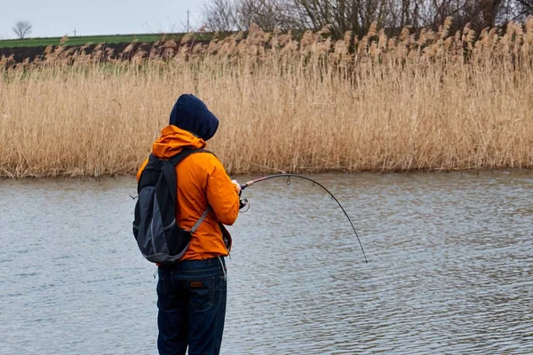 Fischer mit Spinning auf dem Fluss, Hecht, Barsch, Karpfen. das Konzept eines ländlichen Kurzurlaubs. — Stockfoto