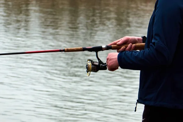 Pescador com fiação no rio, pesca de lúcio, poleiro, carpa. O conceito de uma fuga rural . — Fotografia de Stock