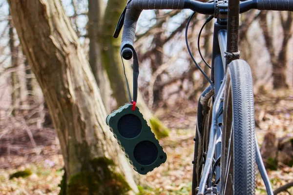 Tragbarer Bluetooth-Lautsprecher auf dem Fahrrad im Wald — Stockfoto