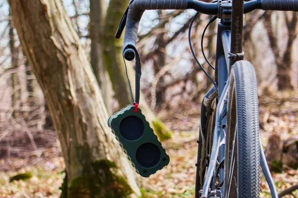 ormanda bir bisikletle taşınabilir bluetooth sözcü