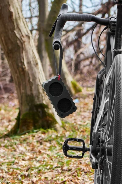 Tragbarer Bluetooth-Lautsprecher auf dem Fahrrad im Wald — Stockfoto