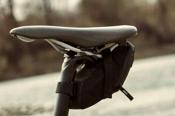 Mochila de asiento de bicicleta bajo silla de montar. Sillín pequeño unido con velcro —  Fotos de Stock